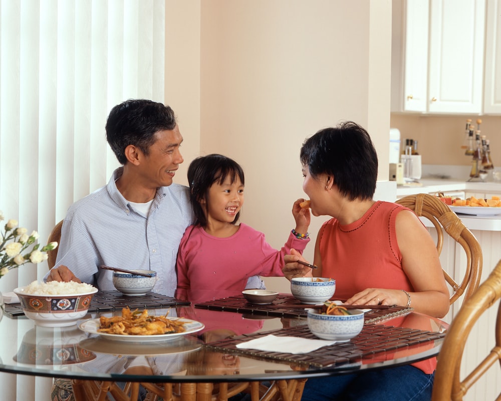 Pamilyang kumakain ng masustansyang pagkain